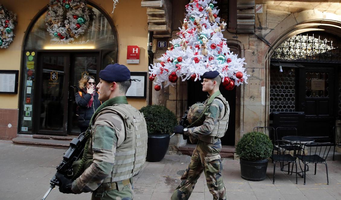 Franska soldater patrullerar gatorna i Strasbourg efter den skjutning i tisdags som har krävt fem liv. Foto: Christophe Ena/AP/TT-arkivbild