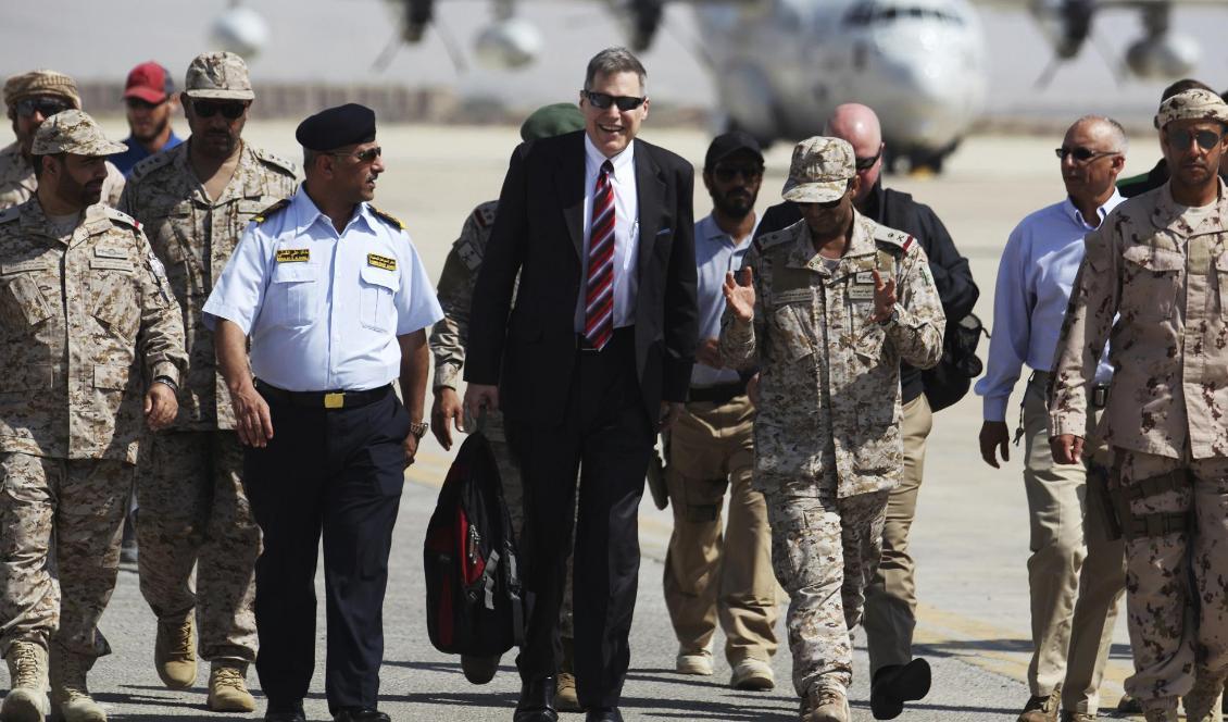 Här anländer USA:s ambassadör Matthew Tueller till ett möte i Mukalla i Jemen häromdagen. Foto: Jon Gambrell AP/TT