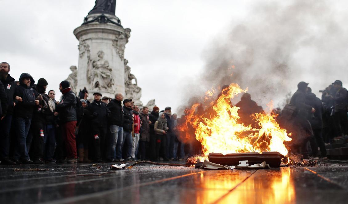 Ny missnöjesyttring i Paris under fredagen. Foto: Thibault Camus/AP/TT