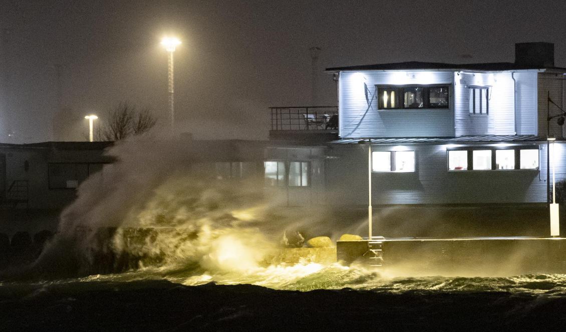 
En våg slår över kajen vid Hamnparken i Malmö på nyårsdagen. Foto: Johan Nilsson/TT                                                