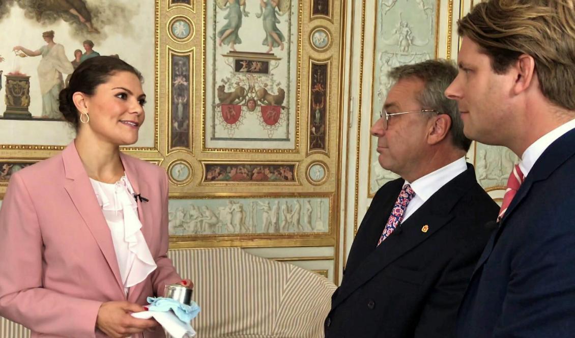 
Kronprinsessan Victoria får sina föremål värderade i SVT:s "Antikrundan", som firar 30 år. Foto: SVT/TT/Pressbild                                                
