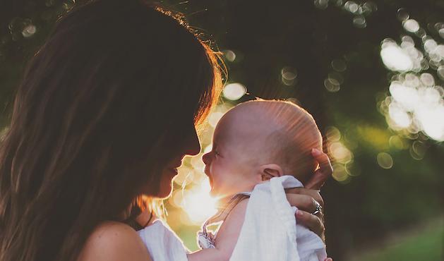 





Mammans kärlek och värme är mycket viktig under barnets tidiga år för ett tryggt och lyckligt liv. Foto: Julie Johnson                                                                                                                                                                                                                                                                                                