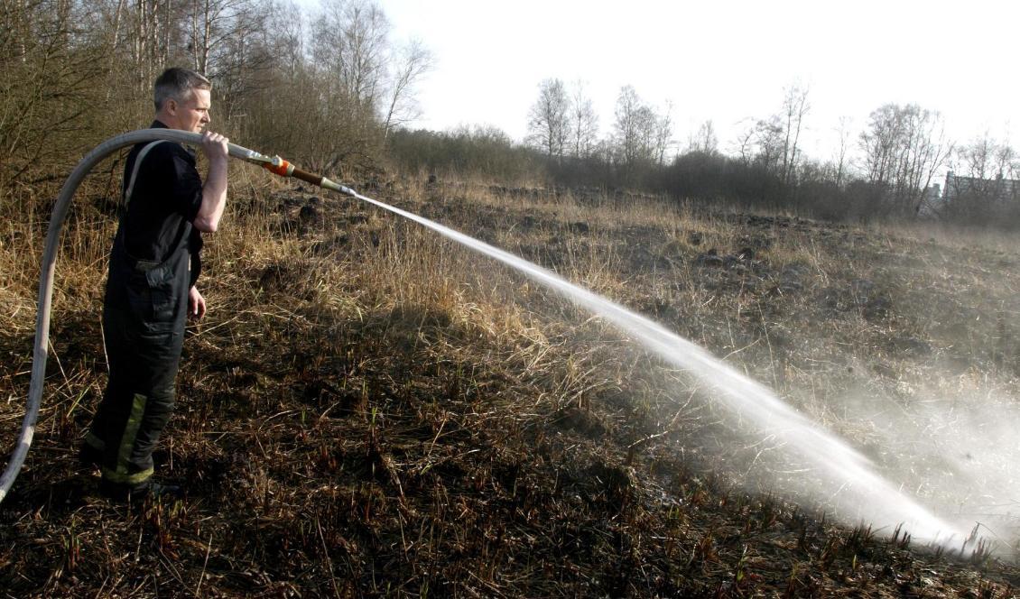 Trots att SMHI varnar för stor risk för gräsbränder i södra delen av landet får räddningstjänsten rycka ut och släcka sedan privatpersoner eldat medvetet. Foto: Pontus Lundah/TT-arkivbild