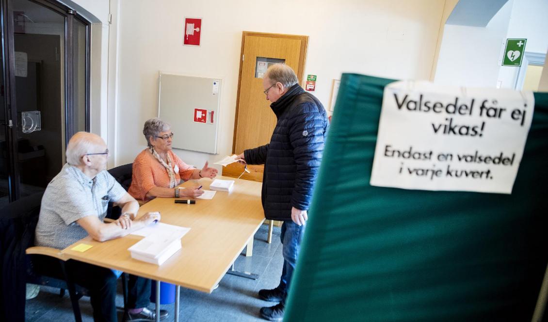 

Valnämndens ordförande Håkan Hammar röstar i Rådhuset under det pågående omvalet i Falun. Foto: Ulf Palm/TT                                                                                                