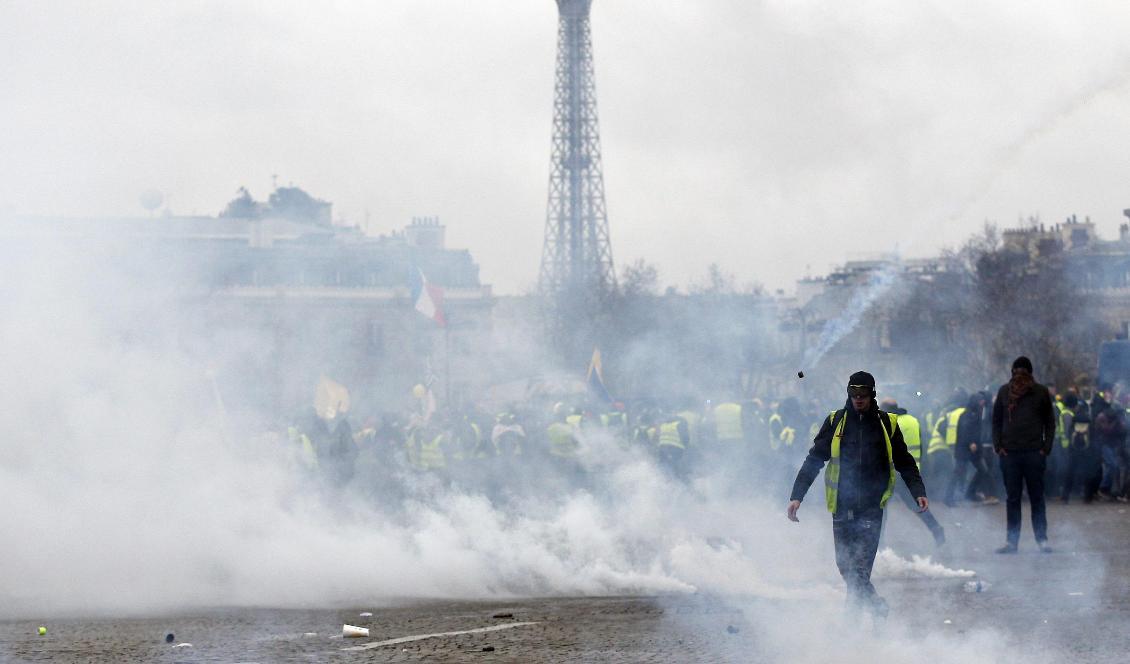 På Champs Élysées i Paris sköt polisen tårgas mot demonstranterna. Foto: Thibault Camus/AP/TT