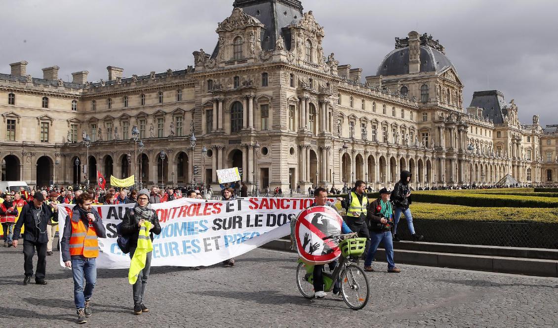 Deltagare i Gula västarnas protest utanför museet Louvren i Paris. Foto: Francois Mori/TT