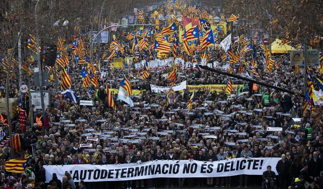 Omkring 200 000 människor marscherade genom Barcelona på lördagen. Foto: Emilio Morenatti/AP/TT