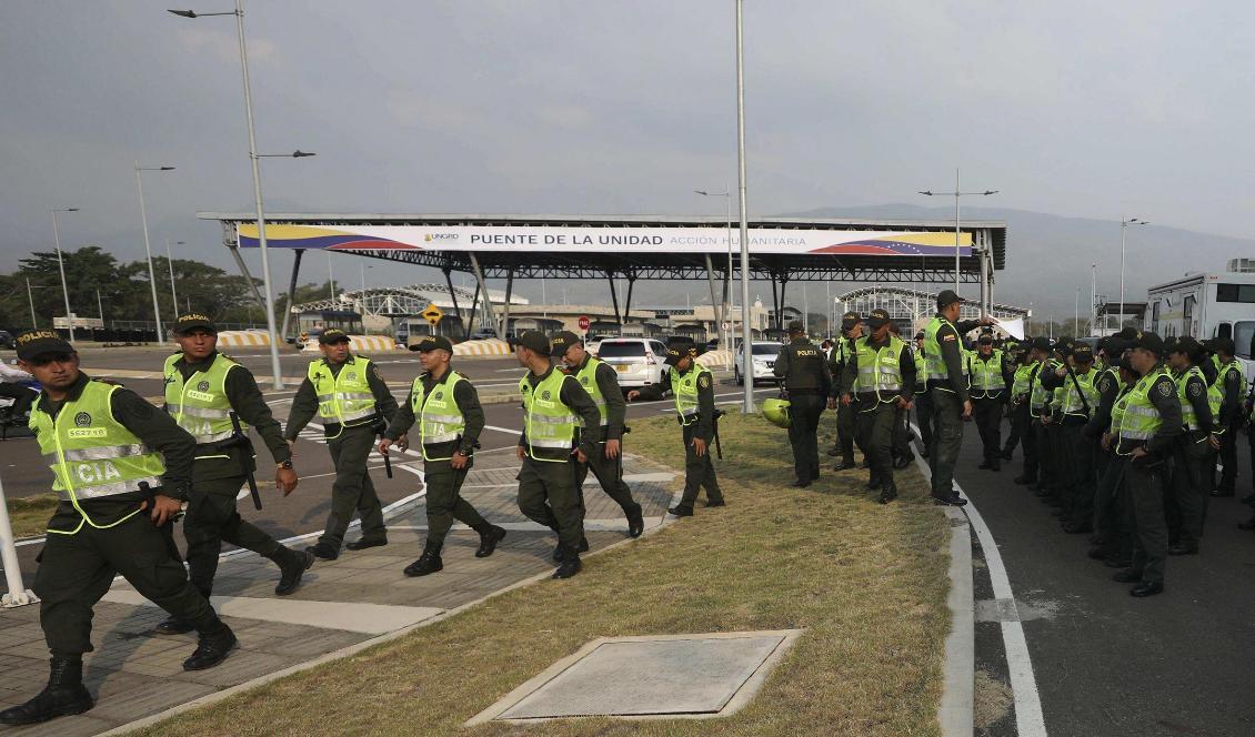 
Venezuelanksk polis vid en av gränsövergångarna mot Colombia. Foto: Fernando Vergara/AP/TT                                                
