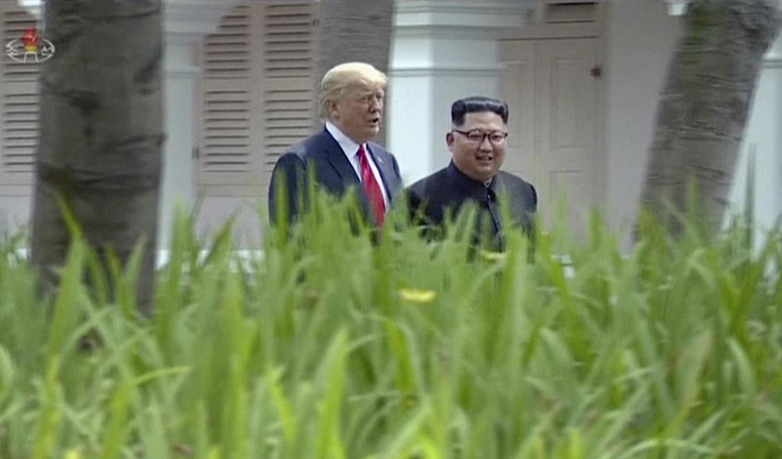 Nordkoreas ledare Kim Jong-Un och USA:s president Donald Trump under toppmötet i Singapore i juni förra året. Foto: AP/TT-arkivbild