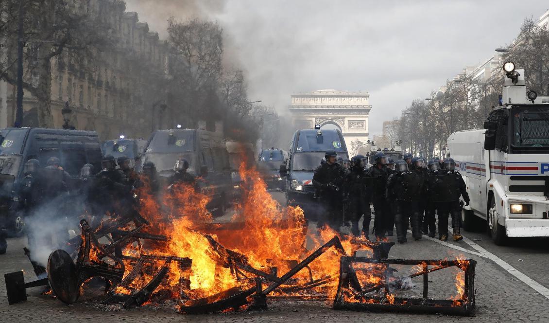 Gula västarnas protester i Paris har än en gång blivit våldsamma. Foto: Christophe Ena/AP/TT