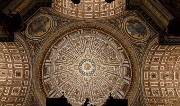 
Ny belysning synliggör mer av huvudkupolen i Peterskyrkan. Foto: OSRAM Licht AG                                                