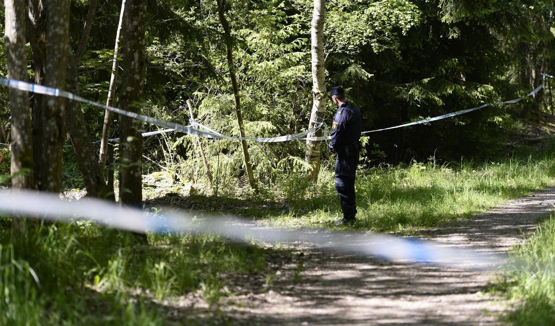 Polisavspärrningar i det skogsområde där kvinnan hittades nedgrävd i maj 2016. Foto: Pontus Lundahl/TT-arkivbild
