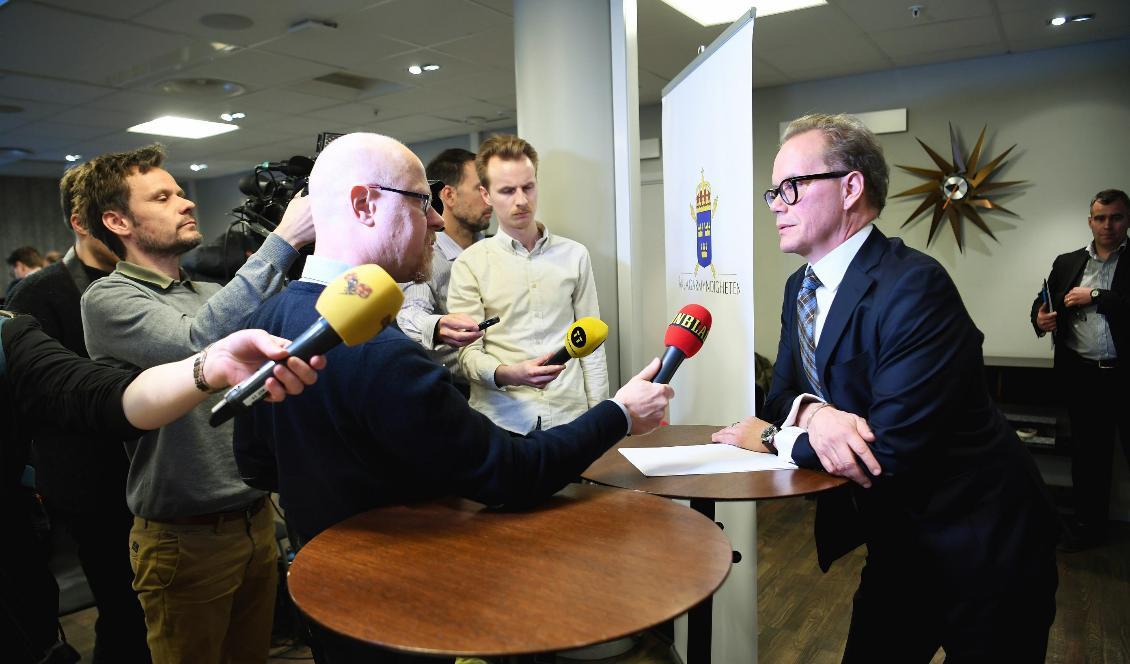Åklagare Martin Tidén intervjuas efter beslutet att väcka åtal mot tre poliser efter att 20-årige Eric Torell skjutits till döds i en polisinsats. Foto: Fredrik Sandberg/TT
