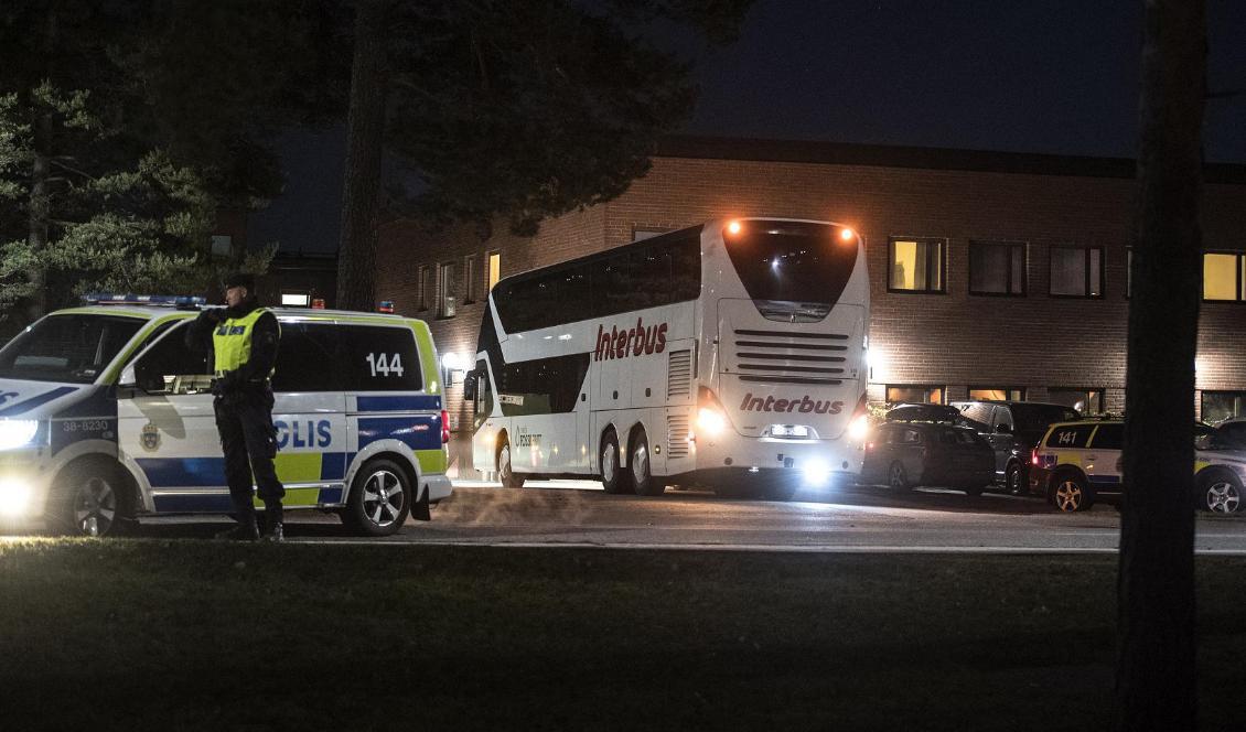 Bild från Migrationsverkets lokaler i Märsta varifrån ett 50-tal personer skulle bussas till Arlanda för utvisning. Foto: Anders Wiklund/TT-arkivbild