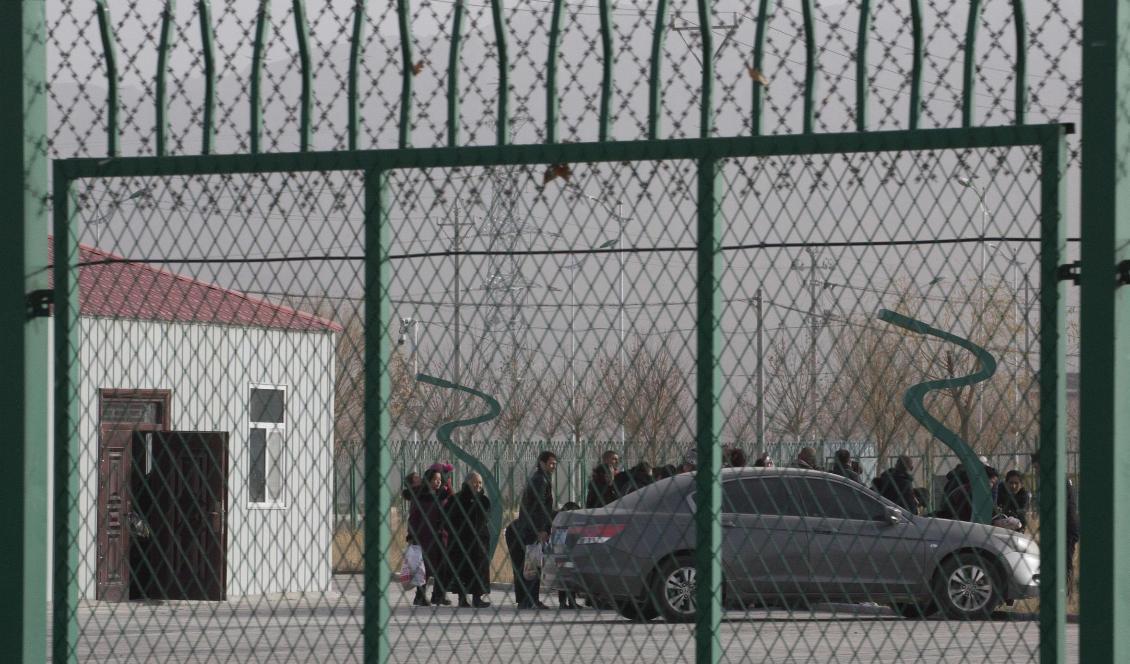 Intagna vid ett av Kinas läger i Atush, i Xinjiangregionen, i december förra året. Foto: Ng Han Guan/AP/TT-arkivbild