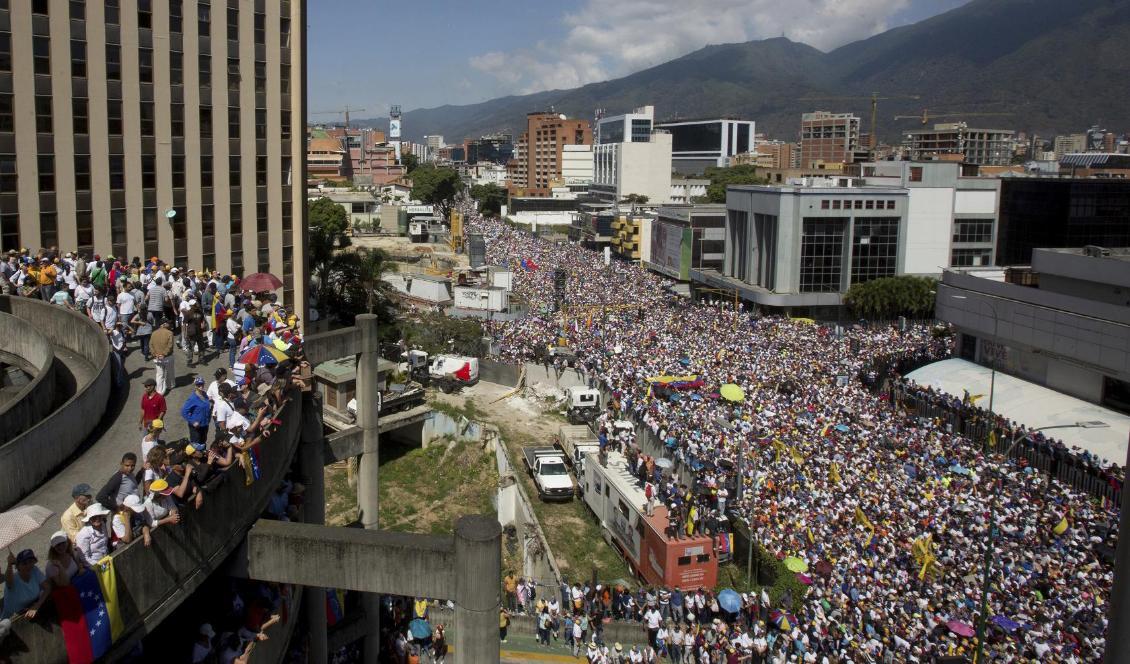 Regimkritiska demonstranter i huvudstaden Caracas. Foto: Juan Carlos Hernandez/AP/TT