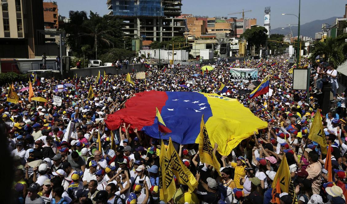 

Demonstranter samlas i Caracas på lördagen inför de planerade landsomfattande protesterna. Foto: Fernando llano/AP/TT                                                                                                