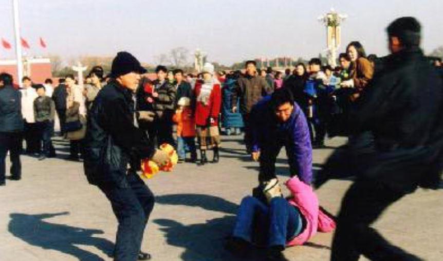 





En fredlig demonstrant misshandlas av poliser vid Himmelska fridens torg, Peking.                                                                                                                                                                                                                                                                                                