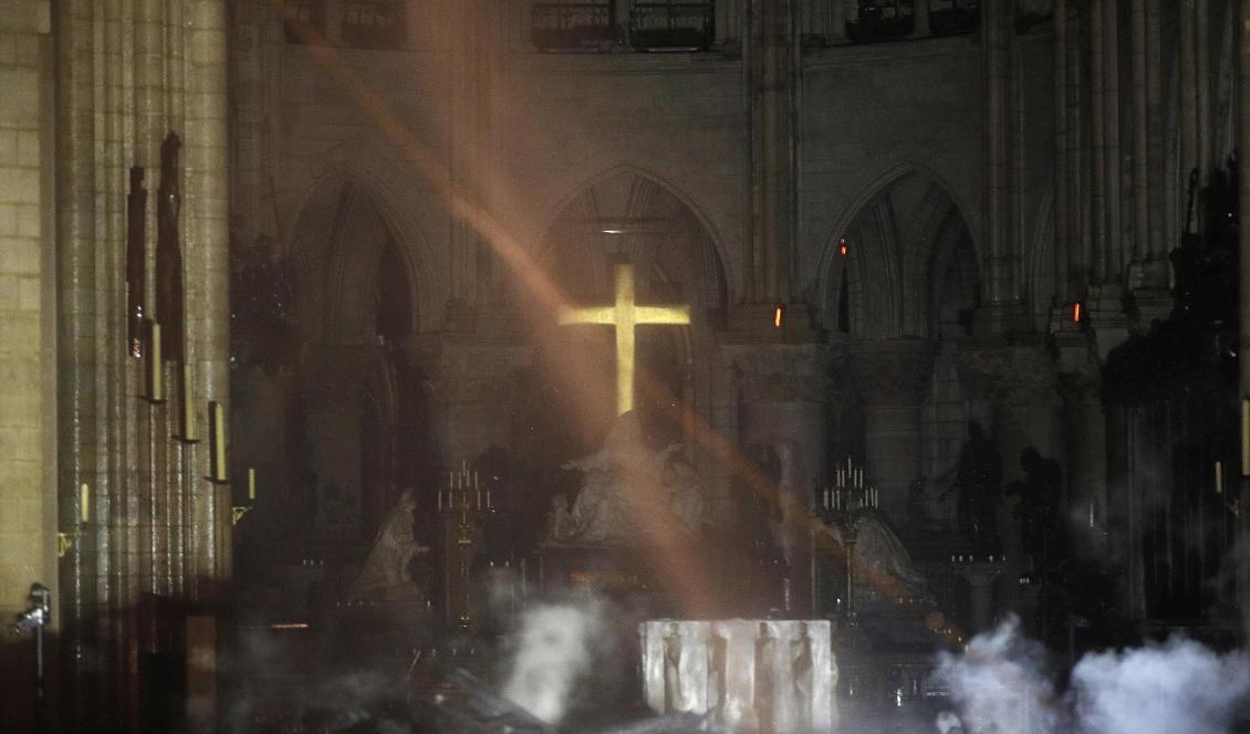 En av de första bilderna inifrån katedralen Notre-Dame efter branden. Rök syns framför altaret. Foto: Philippe Wojazer/AP/TT