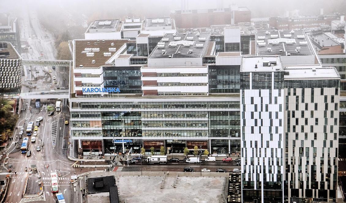 

Karolinska universitetssjukhuset vill spara 1 miljard i år och lägger ett varsel på 550 tjänster. Foto: Tomas Oneborg/SvD/TT-arkivbild                                                                                                