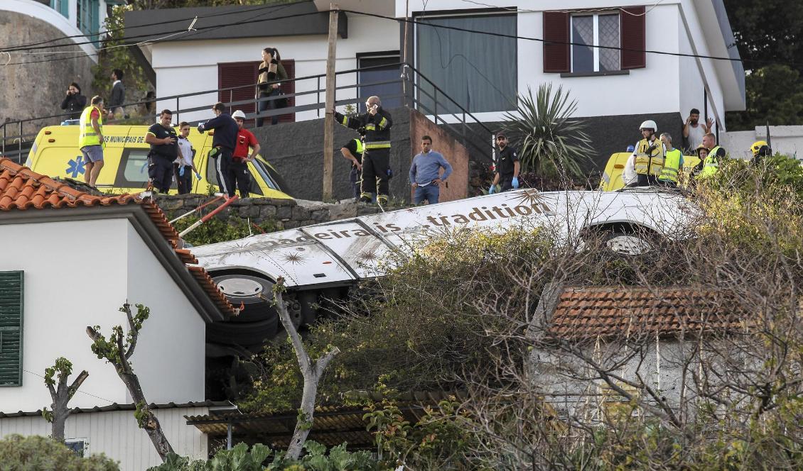 Minst 28 människor har omkommit i bussolyckan på Madeira. På bilden syns bussen som turisterna färdades i. Foto: Homem Gouveia/EPA/TT