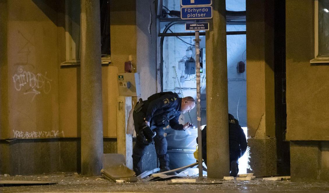 Personal från nationella bombskyddet undersöker en port vid Nobeltorget i centrala Malmö efter en explosion. Foto: Johan Nilsson/TT
