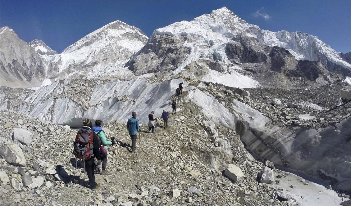 Bergkättrare på väg uppför Mount Everest. Foto: Tashi Sherpa/AP/TT-arkivbild