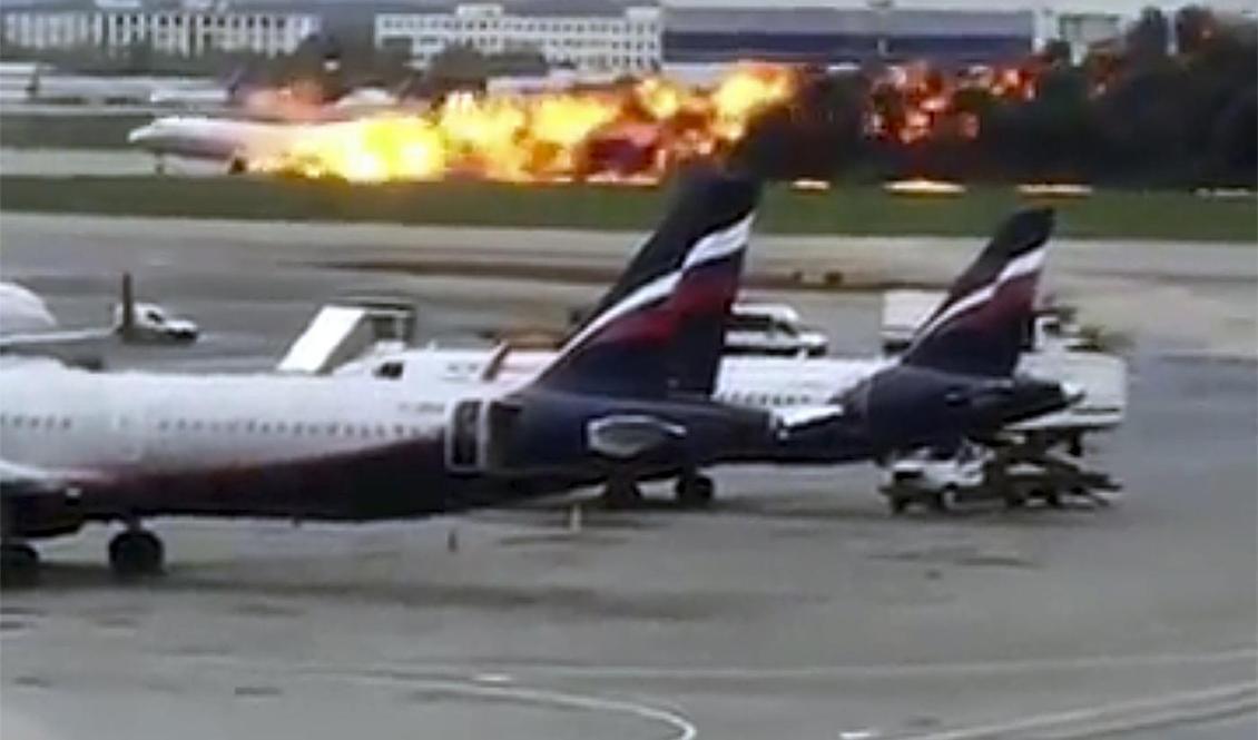 
Elden spred sig snabbt efter nödlandningen med ett Aeroflotplan i Rysslands huvudstad Moskva. Foto: @artempetrovich via AP/TT                                                