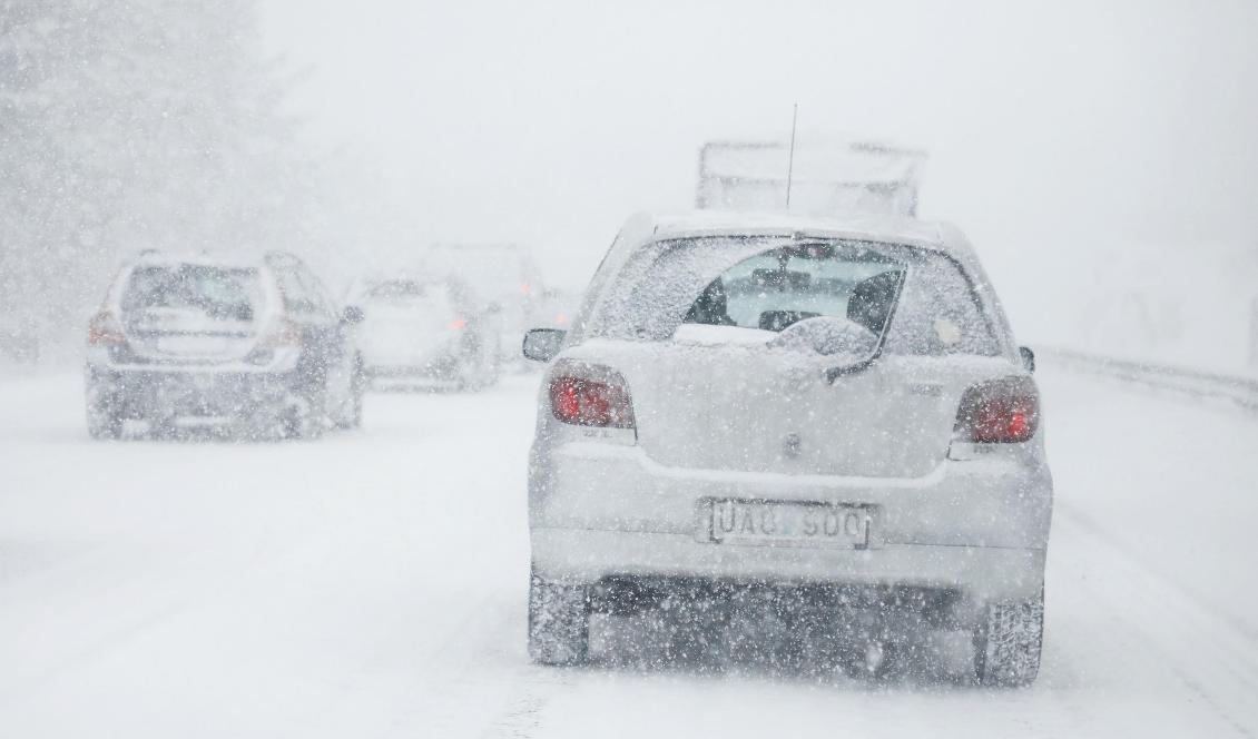 Stora snömängder kan ställa till det i trafiken det närmaste dygnet. Foto: Christine Olsson/TT