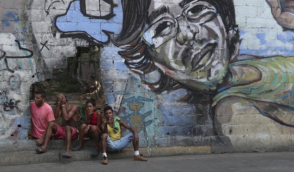 Ungdomar på en gata i Caracas. Krisen i deras land blir allt värre. Men nu är förhandlingar på gång. Foto: Martin Mejia/AP/TT