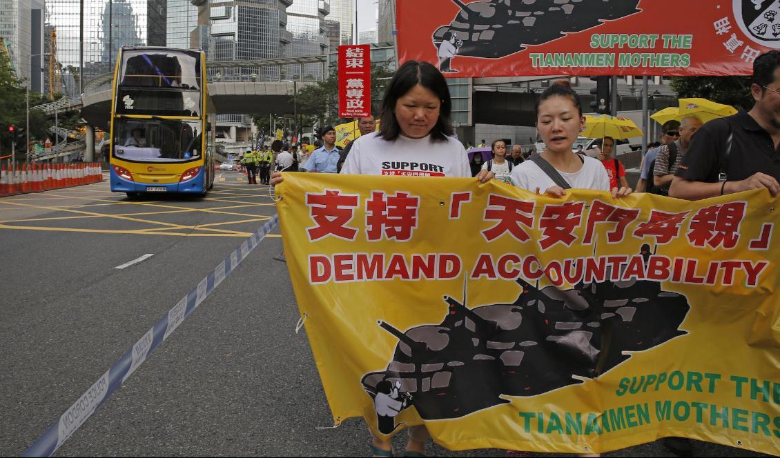 Demokratiförkämpar i Hongkong krävde på söndagen att Kina tar sitt ansvar för massakern på Himmelska fridens torg i juni 1989. Foto: Kin Cheung/AP/TT