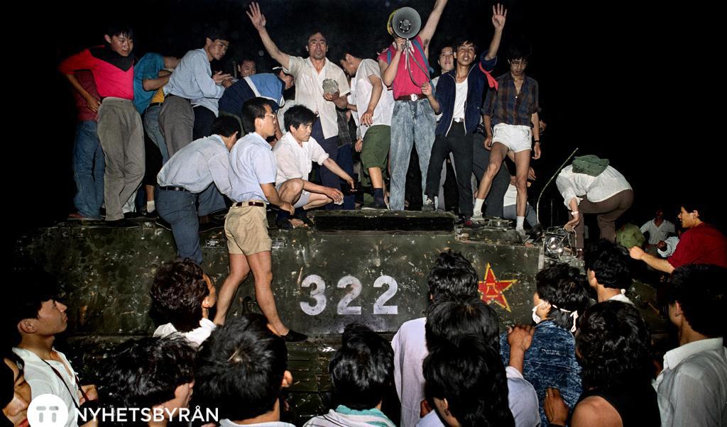 Civila som klättrat upp på ett pansarfordon nära Himmelska fridens torg i Peking, natten mot den 4 juni 1989. Foto: Jeff Widener/AP/TT-arkivbild