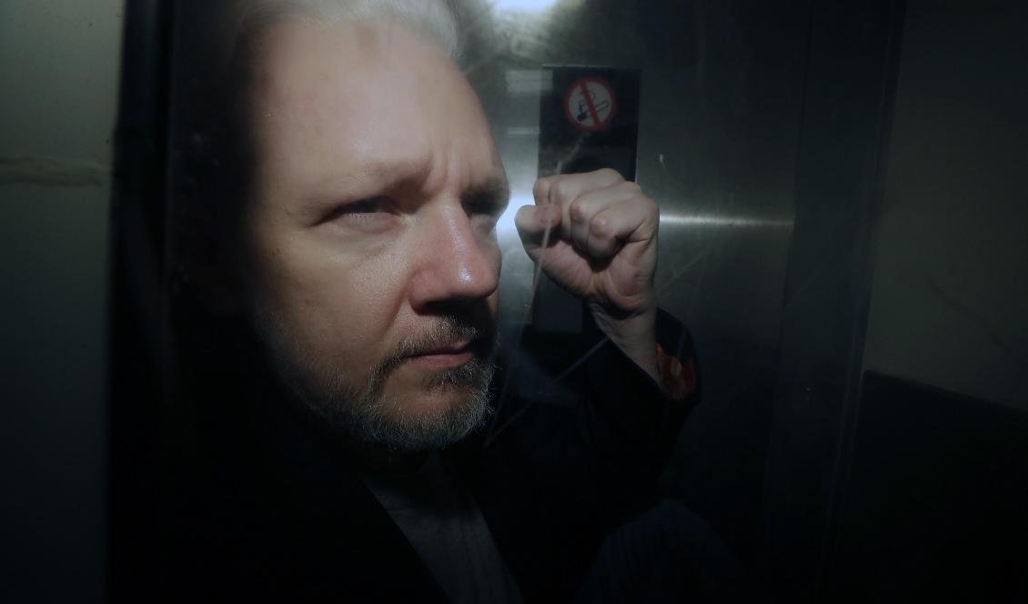 Wikileaksgrundaren Julian Assange efter domstolsförhandlingar i London i maj i år. Foto: Matt Dunham/AP/TT-arkivbild