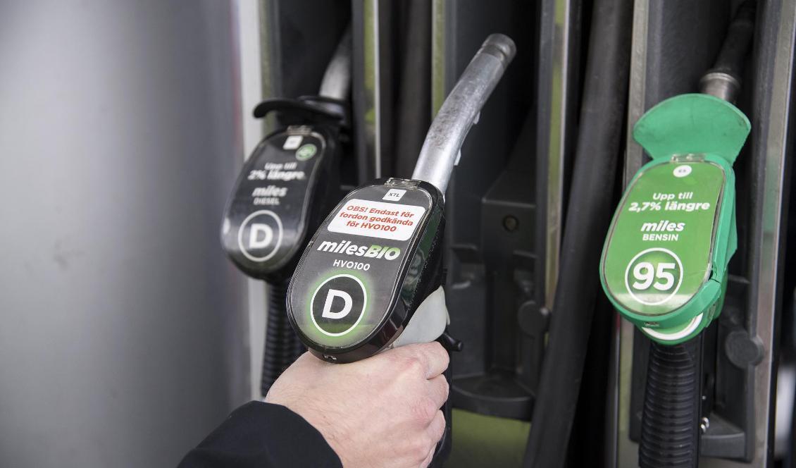 

Enligt en undersökning från Novus vill mer än varannan svensk att bensinskatten sänks. Foto: Anders Wiklund/TT-arkivbild                                                                                                