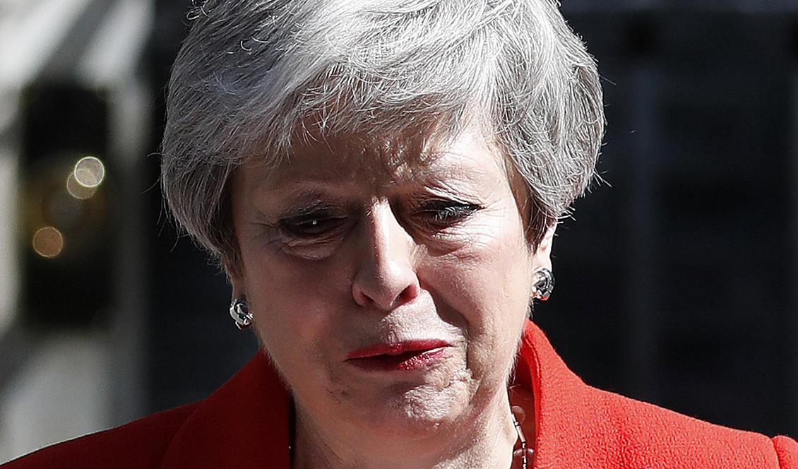 
"Den gråtande damen", kallas Theresa May på Daily Mirrors tidningsomslag. Foto: Alastair Grant/AP/TT                                                