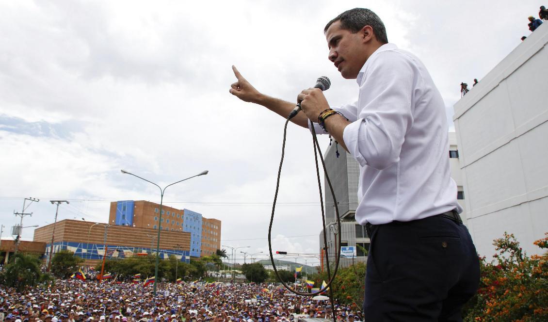 Venezuelas oppositionsledare Juan Guaidó under ett tal inför anhängare i Barquisimeto i nordvästra Venezuela under söndagen. Foto: Leonardo Fernandez/AP/TT