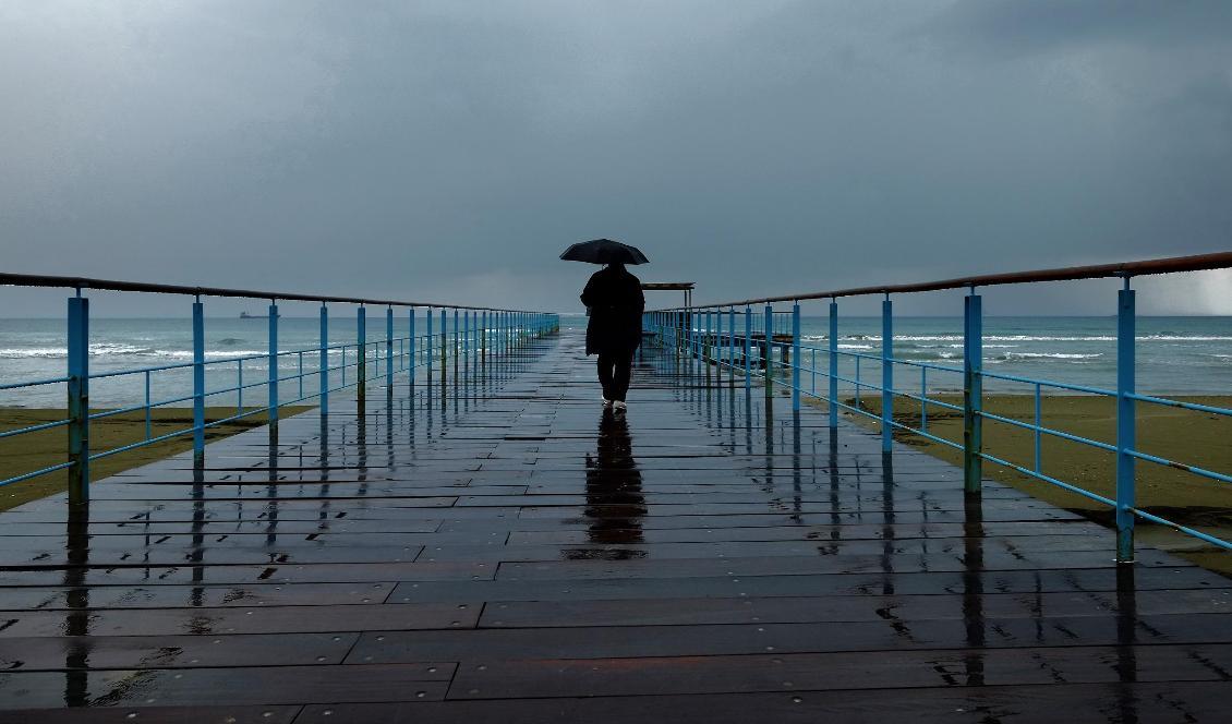 Glöm inte paraplyet i dag. Foto: Petros Karadjias/AP/TT-arkivbild