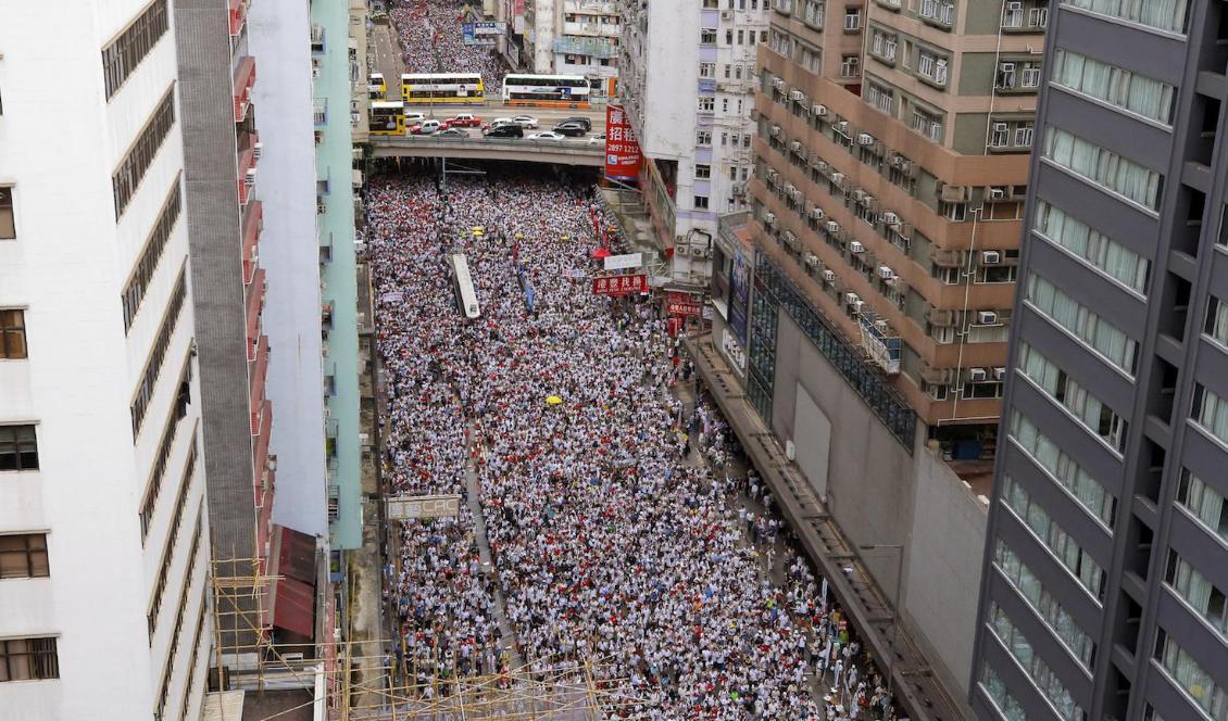 Hundratusentals demonstranter deltar enligt arrangörernas uppskattning i en protest i Hongkong. Foto: Kin Cheung/AP/TT