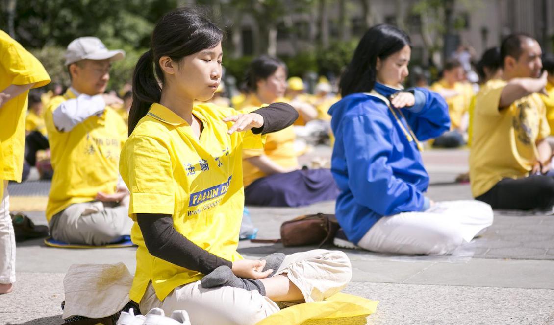 







Kvinnor mediterar under Falun Gongs gruppövning i San Francisco den 15 oktober 2014. Foto: Dai Bing/ Epoch Times                                                                                                                                                                                                                                                                                                                                                                                                