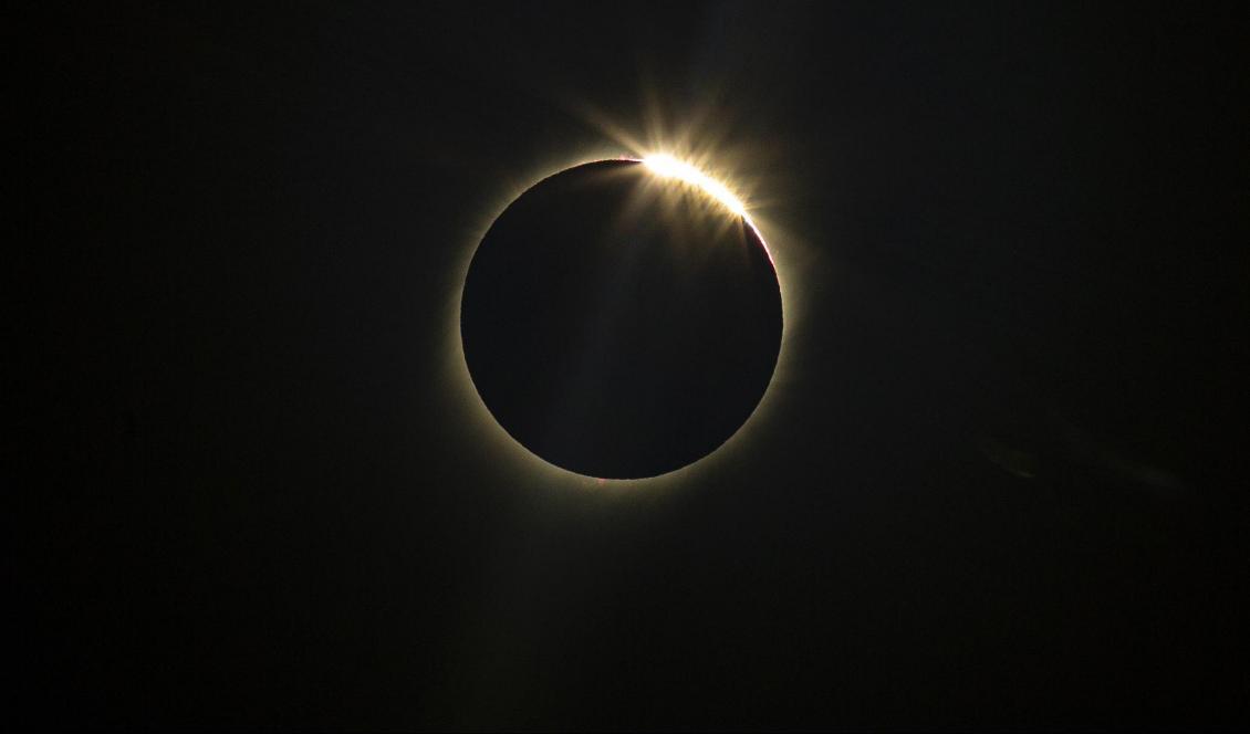 

Månen blockerar solen under den totala solförmörkelsen i La Higuera i Chile. Foto: Esteban Felix/AP/TT                                                                                                