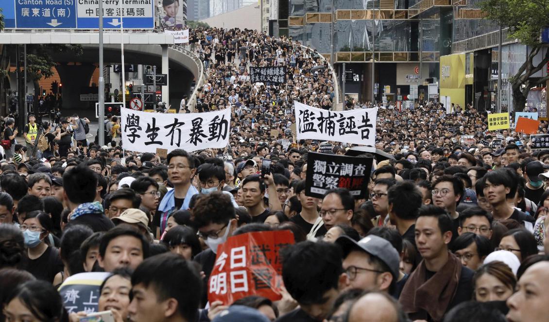Demonstranter under marschen i Hongkong på söndagen. Foto: Vincent Yu/AP/TT