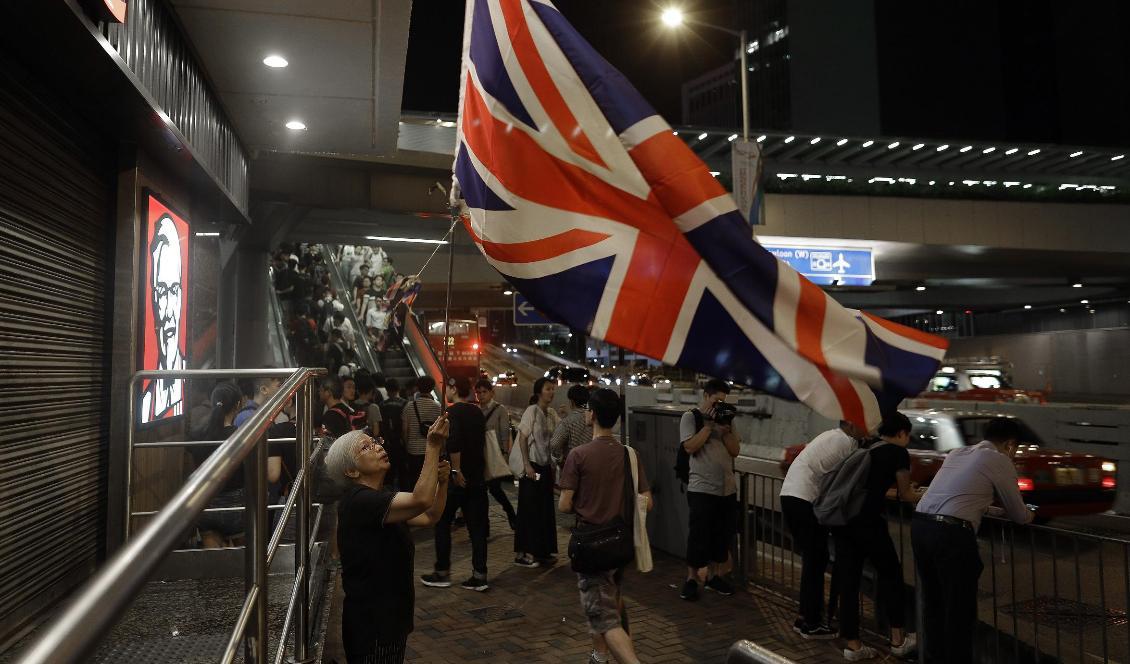 Demonstranter utanför rådsbyggnaden i Hongkong på tisdagen. Foto: Vincent Yu/AP/TT