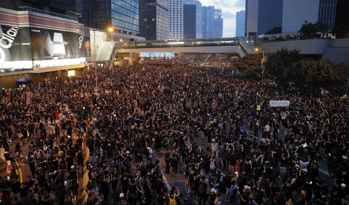 Demonstranter i Hongkong på söndagen. Foto: Kin Cheung/AP/TT