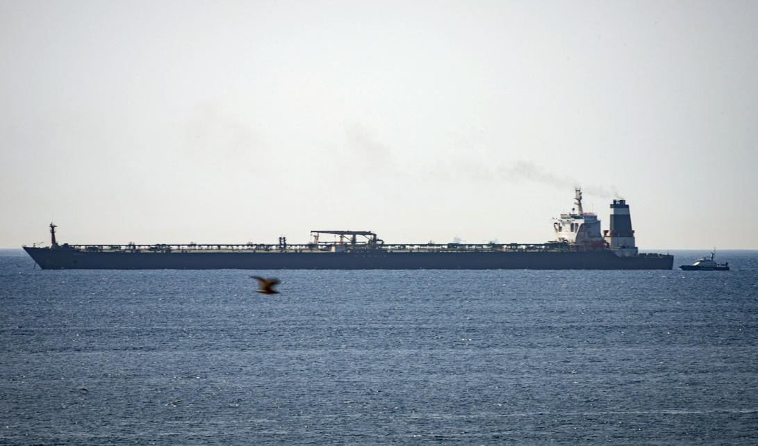 Iranska supertankern Grace 1 ligger för ankar i Gibraltar. Foto: Marcos Moreno/AP/TT