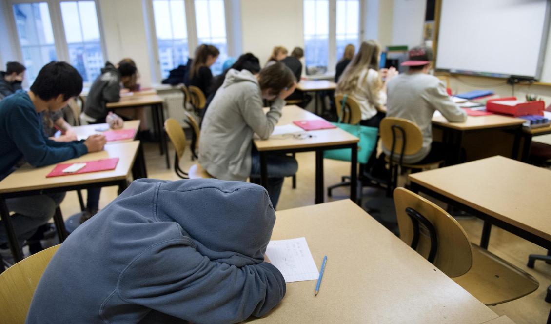 

Enligt OECD sticker Sverige ut som land, där de bästa lärarna inte arbetar på skolorna med flest utmaningar. Foto: Jessica Gow/TT-arkivbild                                                                                                