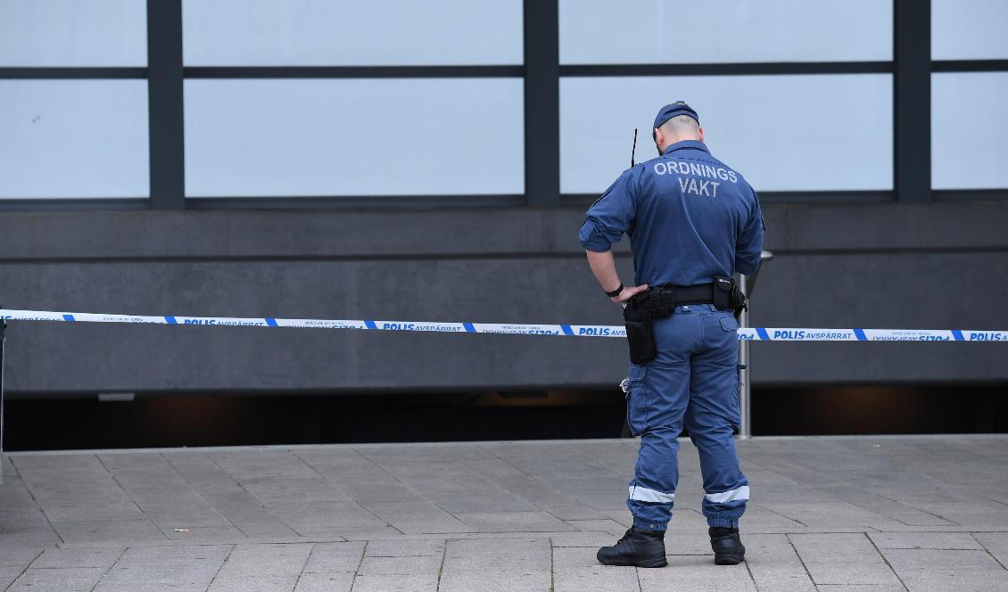 Två män greps under tisdagskvällen misstänkta för allmänfarlig ödeläggelse och grovt vapenbrott. Foto: Johan Nilsson/TT