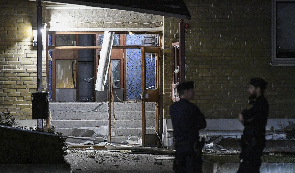 

Polis på plats och spärrar av efter en explosion i en portuppgång på Von Lingens väg i Rosengård i Malmö natten till tisdagen. Foto: Johan Nilsson/TT                                                                                                