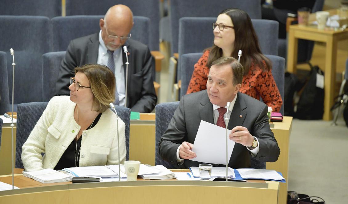 



Miljö- och klimatministern Isabella Lövin (MP) och statsminister Stefan Löfven (S). Foto: Jessica Gow/TT-arkivbild                                                                                                                                                                                                