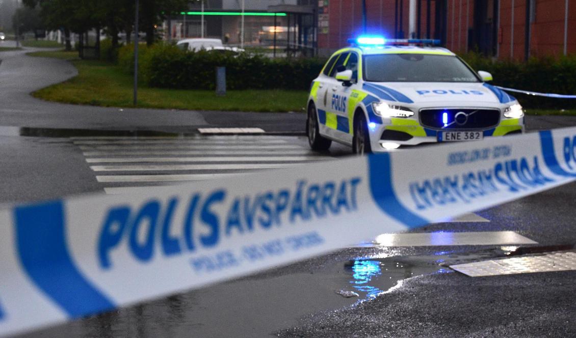 Polis på plats nära den lokal i Örebro som satts i brand efter en explosion. Foto: Pontus Stenberg/TT