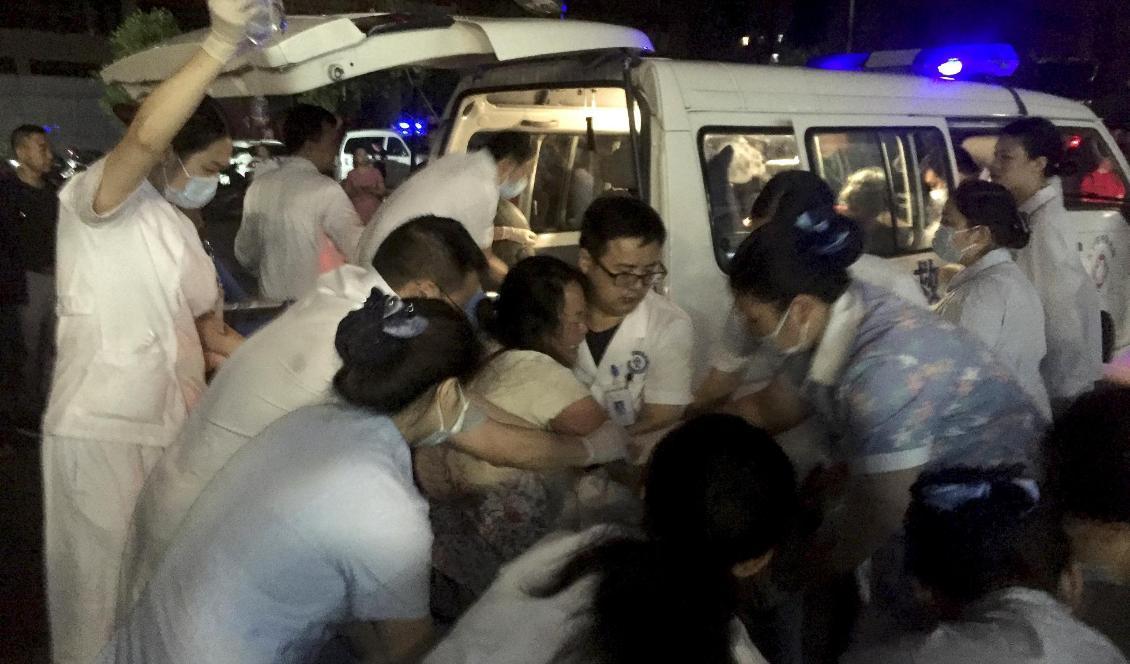 Vårdpersonal tar emot skadade i Yibin i Sichuan. Foto: Wan Min/AP/TT